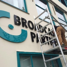 Nieuwe gevelbelettering voor Broadcast Partners