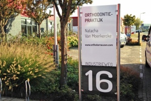 RVS portaalbord orthodontie Natacha van Moerkercke
